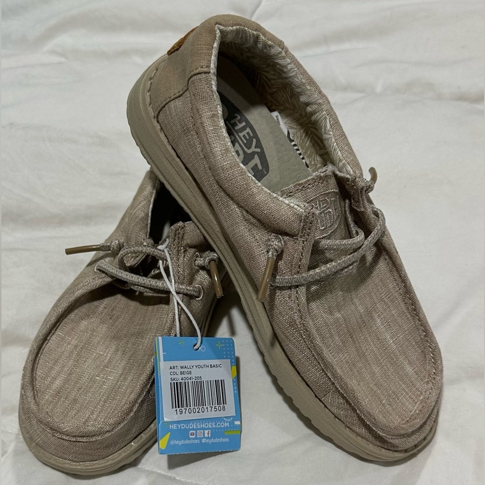 NWT Wally Basic Beige Hey Dude— YOUTH 1
